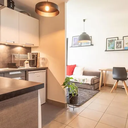 Viraya - Comfortable Flat A Stone's Throw From The