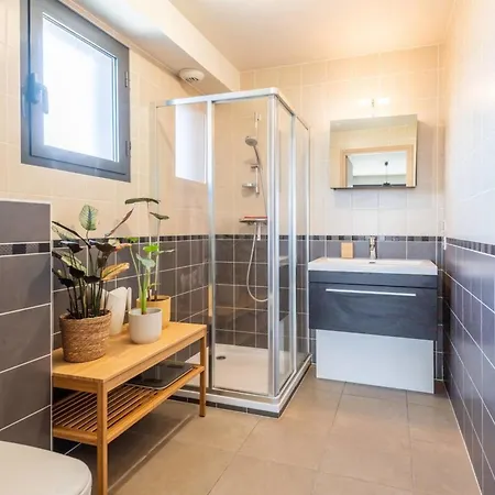Viraya - Comfortable Flat A Stone's Throw From The Apartment