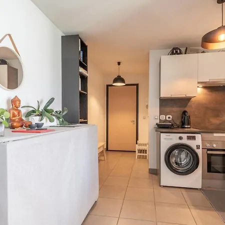 Viraya - Comfortable Flat A Stone's Throw From The